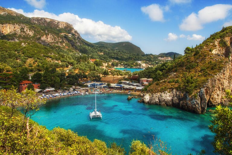 I migliori beach party a Corfu tra spiagge e vita notturna